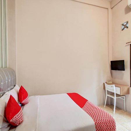 Oyo 3389 Sonya Homestay Syariah Tebing Tinggi Exterior photo