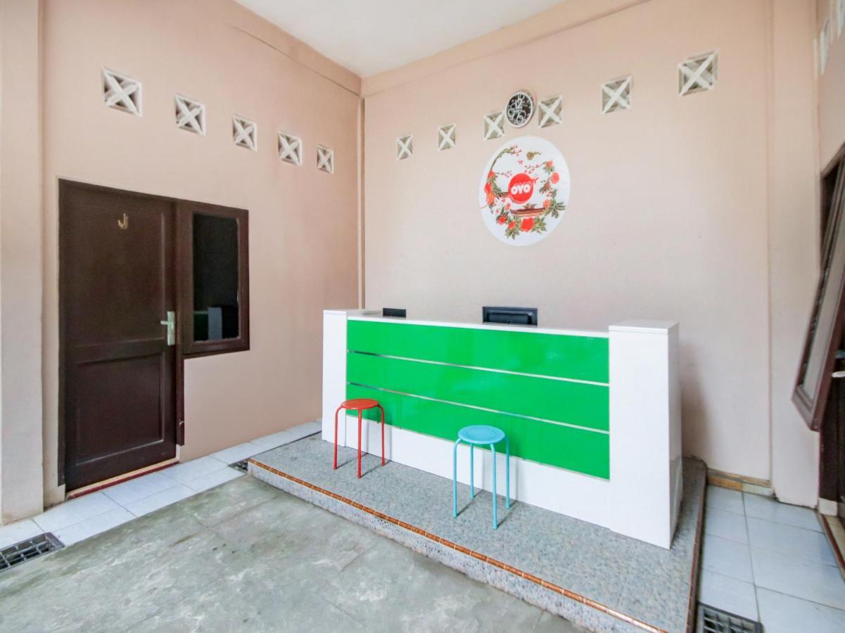 Oyo 3389 Sonya Homestay Syariah Tebing Tinggi Exterior photo