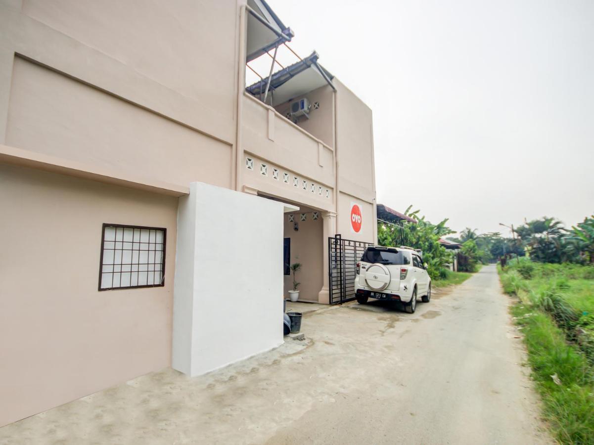 Oyo 3389 Sonya Homestay Syariah Tebing Tinggi Exterior photo